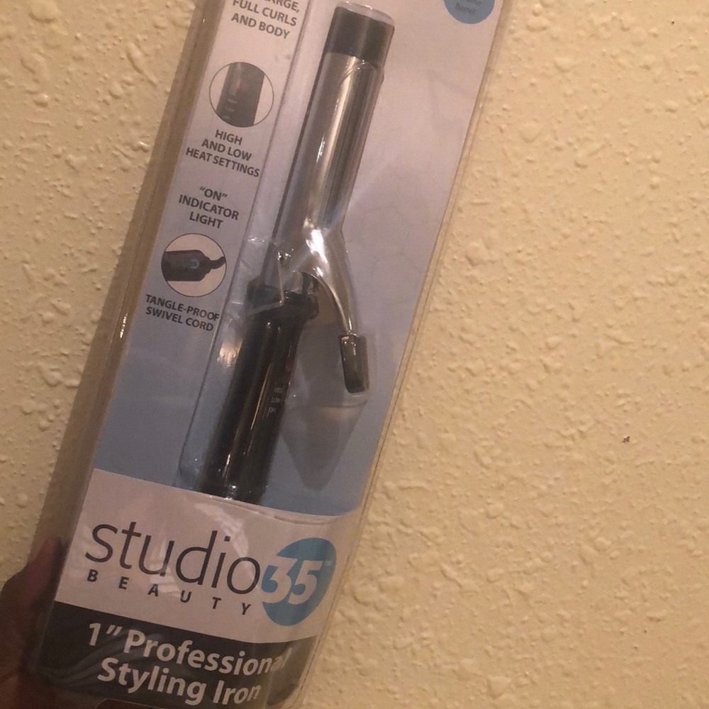 Brand new never used 1”inch curling iron